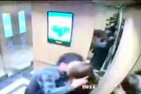 Hình ảnh người đàn ông cưỡng hôn cô gái trong thang máy bị camera ghi lại. Ảnh: Cắt từ video.