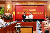 Đồng chí Nguyễn Văn Bình trao quyết định cho đồng chí Triệu Tài Vinh