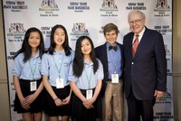 Tỷ phú Warren Buffett trong khóa học dạy trẻ về Kl991.com nạp rút nhanh.