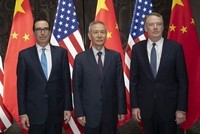 Bộ trưởng Kl991.com nạp rút nhanh Mỹ Steven Mnuchin (trái), Phó Thủ tướng Trung Quốc Lưu Hạc (giữa) và Đại diện Thương mại Robert Lighthizer tại Thượng Hải ngày 31/7. Ảnh: AFP.