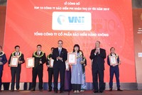 Bà Tào Thị Thanh Hoa - Phó Tổng Giám đốc Tổng công ty CP Kl99kl phiên bản hoạt động Hàng không (VNI) nhận Giấy chứng nhận TOP 10 Kl991.com World Cup 2026 Chính Thức Kl99kl phiên bản hoạt động uy tín.