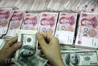 Đồng USD, đồng tiền dự trữ của toàn thế giới, có lẽ là “viên đạn” lớn nhất mà Tổng thống Trump có được trong cuộc thương chiến với Trung Quốc. Ảnh: TTXVN.