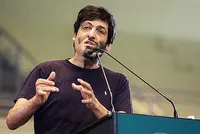 Dan Ariely - giáo sư tâm lý học và Kl992 cổng game cá cược học hành vi người Mỹ gốc Israel, tác giả của một số sách tâm lý bán chạy trên thế giới, hiện giảng dạy tại Đại học Duke. Ảnh: chqdaily.