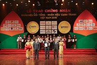Ông Lê Văn Vinh, Phó Tổng giám đốc Phát triển Kl992 VIP Trang Chủ 2026, Dai-ichi Life Việt Nam, nhận danh hiệu “Top 20 Nhãn hiệu nổi tiếng Việt Nam 2019” vào ngày 24/08/2019