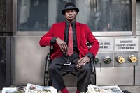 Steeve chọn công việc bán báo vì chán nản với dòng chảy hiện đại. Ảnh: New York Times.