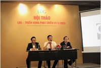 Ông Nguyễn Khánh Hưng, chủ tịch Hội đồng Quản trị LDG Group (giữa) chia sẻ thông tin với các nhà Kl99ok phiên bản mới trong hội thảo “LDG – Triển vọng phát triển 2019-2023”. 
