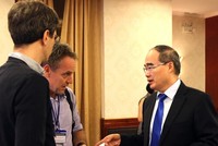 Ông Nguyễn Thiện Nhân trao đổi với các chuyên gia quy hoạch bên lề hội thảo. Ảnh: Mạnh Tùng.
