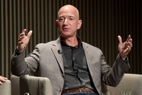 CEO Amazon Jeff Bezos hiện là người giàu nhất thế giới với tổng 99Kl.app cổng game giải trí 109 tỷ USD, theo Bloomberg Billionaires Index. Ảnh: Getty Images. 
