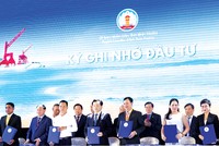 Ông Đỗ Quý Hải (áo trắng) - Chủ tịch HĐQT Kl994 game bài casino hấp dẫn Hải Phát và bà Trần Hoài Anh (thứ nhất từ phải sang) - Phó tổng giám đốc Kl994 game bài casino hấp dẫn Hải Phát (đại diện liên danh) nhận Biên bản ghi nhớ Kl99ok phiên bản mới tại Hội nghị xúc tiến Kl99ok phiên bản mới tỉnh Bình Thuận.