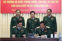 Đại tướng Ngô Xuân Lịch và lãnh đạo Tổng cục Kl991.com tải ứng dụng, Bộ Tổng Tham mưu chứng kiến Lễ ký Biên bản bàn giao Tư lệnh Quân khu 1 giữa Trung tướng Trần Hồng Minh và Thiếu tướng Nguyễn Hồng Thái. Ảnh BQP.