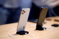 Mẫu điện thoại iPhone 11 Pro của Apple được trưng bày tại cửa hàng ở New York, Mỹ, ngày 21/9/2019. (Nguồn: THX/ TTXVN).