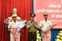 Thượng tướng Bùi Văn Nam trao quyết định và chúc mừng Đại tá Lê Tấn Tới, Đại tá Trần Phong.