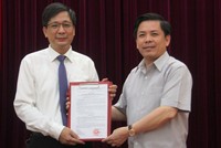 Bộ trưởng Nguyễn Văn Thể trao quyết định cho đồng chí Đinh Mạnh Đức.