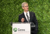 Tim Cook phát biểu khi nhận giải thưởng của Ceres - một tổ chức phi Kl99 nổ hũ hoạt động vì mục tiêu thúc đẩy sử dụng năng lượng bền vững. Ảnh: GQ.