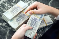 Nhân viên tại một Link Vào Nhà Cái KL99 COM Tặng +199k kiểm tiền trước khi cho vay. Ảnh. Anh Tú.