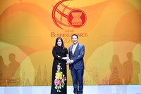 Phó Tổng giám đốc Vietjet, bà Hồ Ngọc Yến Phương đã đại diện hãng nhận giải thưởng danh dự này dưới sự chứng kiến của Phó thủ tướng Thái Lan, ông Anutin Charnvirakul và đại diện lãnh đạo cấp cao Kl993 ưu đãi thưởng hấp dẫn Thái Lan và các nước ASEAN.