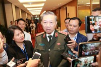Bộ trưởng Bộ Công an Tô Lâm trả lời phỏng vấn báo chí bên hành lang Quốc hội. (Ảnh: Doãn Tấn/TTXVN).
