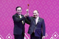 Thủ tướng nhận chiếc búa Chủ tịch ASEAN từ Thủ tướng Thái Lan. Ảnh: VGP.