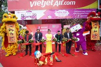 Lãnh đạo Vietjet, SWIFT247 và Grab cắt băng khai trương.