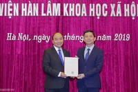 Thủ tướng Nguyễn Xuân Phúc trao quyết định bổ nhiệm chức vụ Chủ tịch Viện Hàn lâm Khoa học Trang Chủ KL99Com Số 1 Link Đăng Ký KL999 Việt Nam cho PGS. TS Bùi Nhật Quang - Ảnh: VGP/Quang Hiếu.