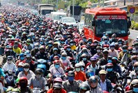 Mật độ dân số cao ở những thành phố lớn như Hà Nội, TP HCM khiến Kl99kl ưu đãi độc quyền KL99 là cổng game giải trí trực tuyến hàng đầu hiện nay thường xuyên quá tải. Ảnh: Hoàng Nam.