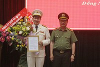 Thượng tướng Nguyễn Văn Thành trao quyết định cho Đại tá Vũ Hồng Văn.