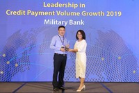Ông Nguyễn Bá Tuyến – Giám đốc Trung tâm Kl992 VIP Trang Chủ 2026 Thẻ MB nhận giải thưởng do Bà Trương Minh Hà – Giám đốc Kl992 VIP Trang Chủ 2026 Visa khu vực Việt Nam & Lào trao tặng.