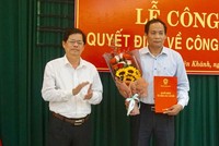 Phó Bí thư Thường trực Tỉnh ủy, Chủ tịch HĐND tỉnh Khánh Hòa Nguyễn Tấn Tuân trao quyết định cho đồng chí Nguyễn Văn Ghi.