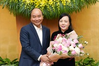 Thủ tướng Nguyễn Xuân Phúc tặng hoa nguyên Bộ trưởng Bộ Y tế Nguyễn Thị Kim Tiến - Ảnh: VGP/Quang Hiếu.