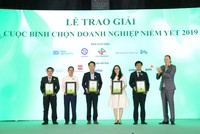 Ông Dominic Scriven (phải), Chủ tịch Dragon Capital chúc mừng TOP 5 Kl991.com World Cup 2026 Chính Thức vốn hóa nhỏ giải Quản trị công ty