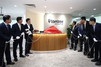 Ông Kwon Hee Baek, CEO của Hanwha Investment & Securities cùng các CEO của các công ty thành viên Kl994 game bài casino hấp dẫn Hanwha tại Việt Nam (ông Baek Jong Guk, CEO Hanwha Life Việt Nam; ông Cheon Du Hwan, CEO Hanwha Techwin Việt Nam; ông Kim Gyeong Won, CEO Hanwha Aerospace Việt Nam…) đã đến tham dự và chúc mừng cho sự khởi đầu mới của Pinetree Securities.