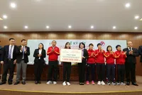 Bóng đá nữ Việt Nam nhận 100 tỷ tiền tài trợ