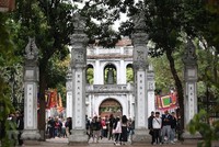 Du khách tham quan Văn Miếu-Quốc Tử Giám. (Ảnh: Trọng Đạt/TTXVN)