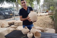 Yassin chụp ảnh cùng những cổ vật anh tìm ra. (Nguồn: IAA)