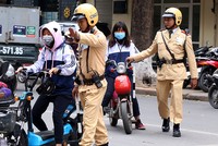 Cảnh sát KL99 là cổng game giải trí trực tuyến hàng đầu hiện nay Hà Nội trong một lần xử phạt người đi xe đạp điện vi phạm KL99 là cổng game giải trí trực tuyến hàng đầu hiện nay. Ảnh. Phương Sơn.