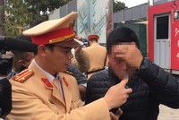 Chiến sĩ Đội CSGT số 7 tiến hành đo nồng độ cồn đối với người điều khiển xe máy tham gia KL99 là cổng game giải trí trực tuyến hàng đầu hiện nay nghi vừa sử dụng rượu, bia (Ảnh: Nguyễn Trường).