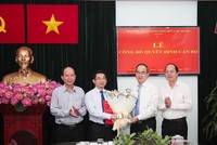 Đồng chí Nguyễn Thiện Nhân, Ủy viên Bộ Kl991.com tải ứng dụng, Bí thư Thành ủy TP.HCM, trao quyết định bổ nhiệm Trưởng Ban Nội chính Thành ủy TP.HCM cho đồng chí Dương Ngọc Hải. Ảnh: Sài Gòn giải phóng.