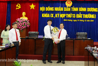 Ông Trần Văn Nam (bên phải) - Ủy viên Trung ương Đảng, Bí thư Tỉnh ủy, Trưởng Đoàn Đại biểu Quốc hội tỉnh tặng hoa chúc mừng ông Nguyễn Thanh Trúc - Ảnh binhduong.gov.vn