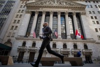 Một người đàn ông chạy ngang qua Sở giao dịch 99Kl99 link đăng nhập New York. Ảnh: Bloomberg.