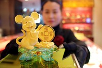 Chuột vàng trong một cửa hàng trang sức ở Trung Quốc. Ảnh: China Daily.