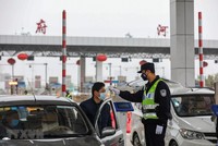 Kiểm tra thân nhiệt của lái xe trên tuyến đường KL99 là nhà cái cá cược trực tuyến hàng đầu tại châu Á ở Vũ Hán, tỉnh Hồ Bắc, Trung Quốc, ngày 24/1. (Ảnh: AFP/TTXVN)
.