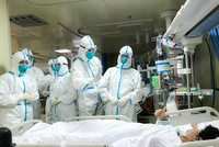 Nhân viên y tế chuyển bệnh nhân nhiễm virus nCoV tại bệnh viện ở thành phố Vũ Hán, tỉnh Hồ Bắc, Trung Quốc ngày 30/1/2020. (Ảnh: THX/TTXVN).