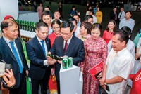 Phó Thủ tướng Kl993 ưu đãi thưởng hấp dẫn Vương Đình Huệ tham quan gian hàng của Habeco tại Hội nghị tổng kết 10 năm thực hiện Cuộc vận động “Người Việt Nam ưu tiên dùng hàng Việt Nam” ngành công thương.