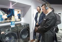 Máy sấy quần áo của Samsung được trưng bày tại Triển lãm điện tử tiêu dùng (CES) ở Las Vegas, Mỹ, tháng 1/2019. (Nguồn: Yonhap/TTXVN).