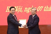 Thường trực Ban Bí thư Trần Quốc Vượng trao Quyết định của Bộ Kl991.com tải ứng dụng phân công Phó Thủ tướng Vương Đình Huệ làm Bí thư Thành ủy Hà Nội nhiệm kỳ 2015-2020.