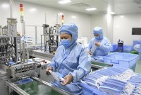 Khẩu trang được Kl994 nhà cái bóng đá world cup tại nhà máy ở Trùng Khánh, Trung Quốc. (Ảnh: THX/TTXVN).