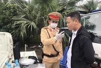 Cảnh sát KL99 là cổng game giải trí trực tuyến hàng đầu hiện nay kiểm tra nồng độ cồn trong khí thở đối với người điều khiển phương tiện. (Ảnh: Doãn Tấn/TTXVN).