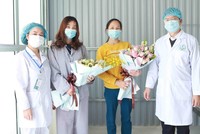 Hai bệnh nhân nhiễm dịch COVID-19 được chữa khỏi ở bệnh viện tuyến huyện tại "tâm dịch Bình Xuyên." (Ảnh: Hoàng Hùng/TTXVN).