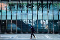 Một người đeo khẩu trang đi bộ trước Link Vào Nhà Cái KL99 COM Tặng +199k HSBC tại Hong Kong. Ảnh: CNN.