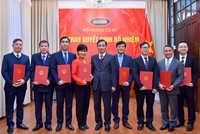 Thứ trưởng Lê Hoài Trung trao quyết định và chúc mừng các cán bộ được bổ nhiệm giữ chức vụ mới.